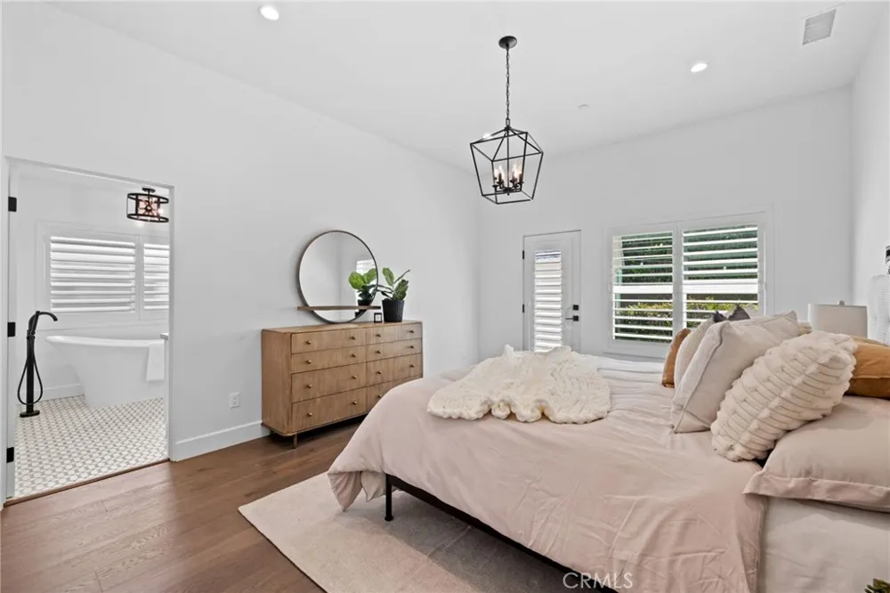 827 Lamer Burbank, CA 91506