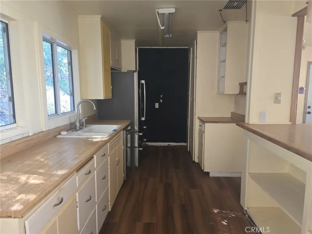 629 Chateau Crestline, CA 92325
