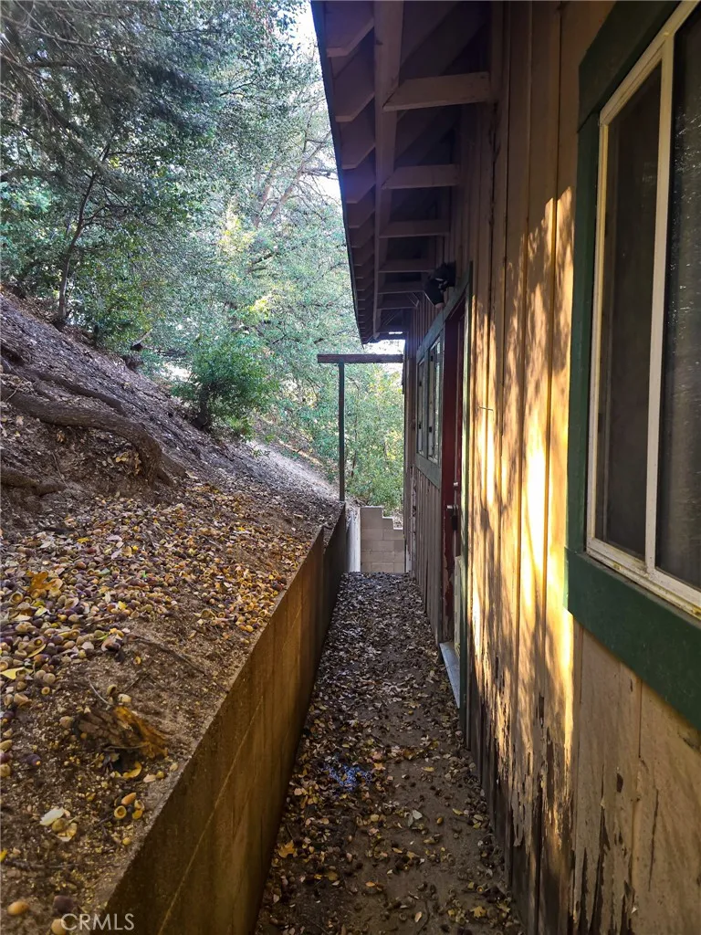 629 Chateau Crestline, CA 92325