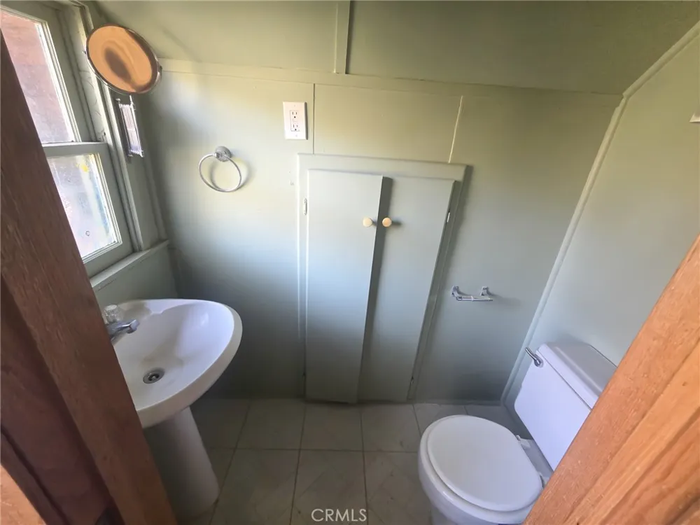 629 Chateau Crestline, CA 92325