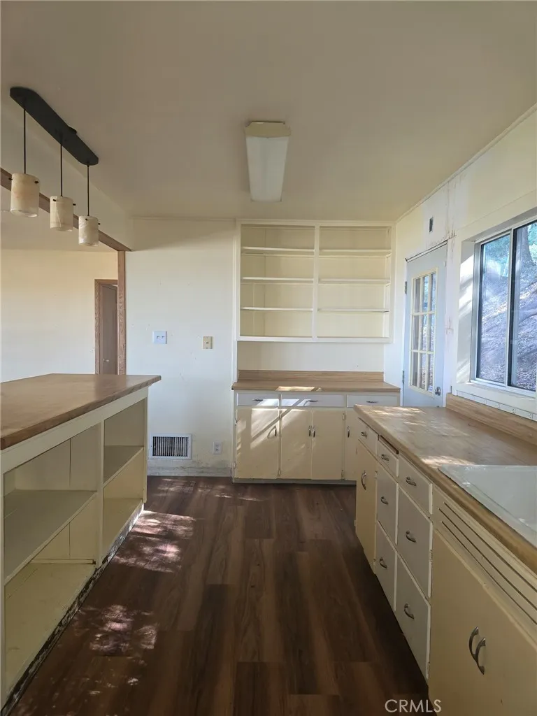 629 Chateau Crestline, CA 92325