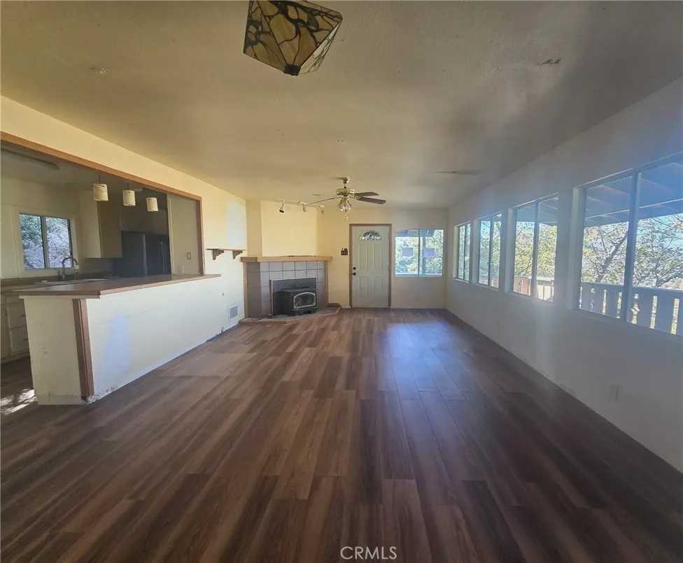 629 Chateau Crestline, CA 92325