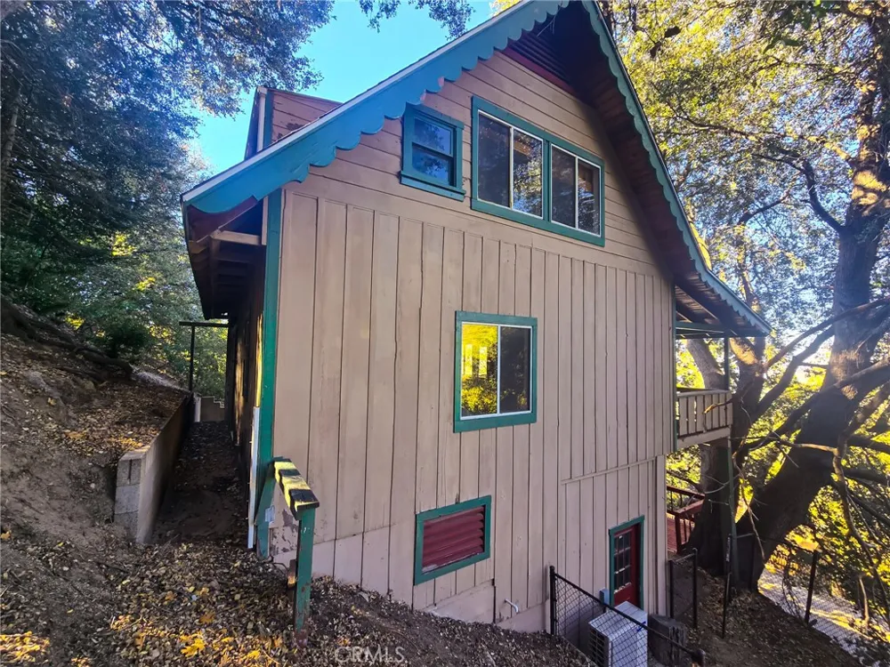 629 Chateau Crestline, CA 92325