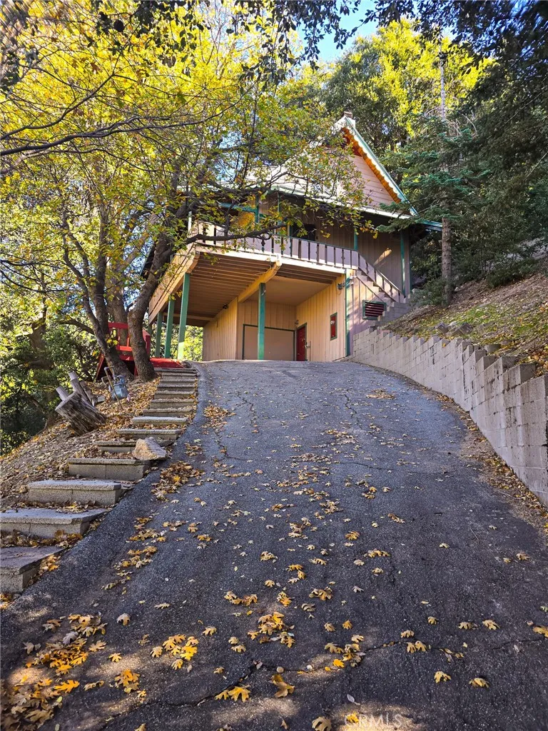 629 Chateau Crestline, CA 92325