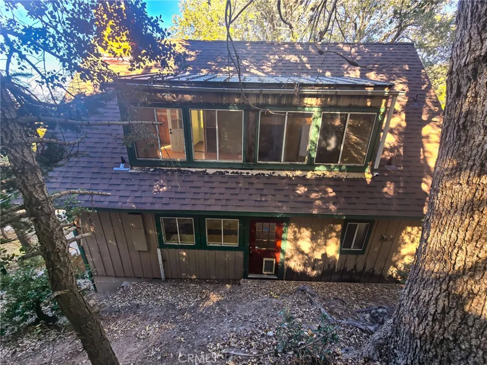629 Chateau Crestline, CA 92325