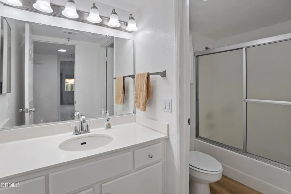 5805 Oak Bend Lane #208 Oak Park, CA 91377