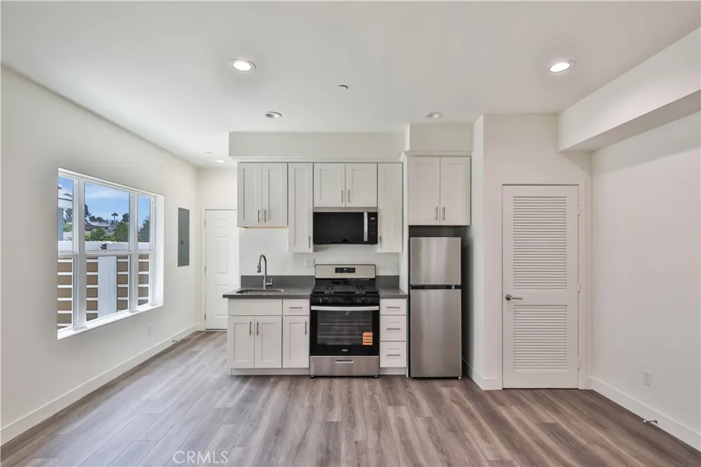 6836 Whitman Avenue Van Nuys, CA 91406