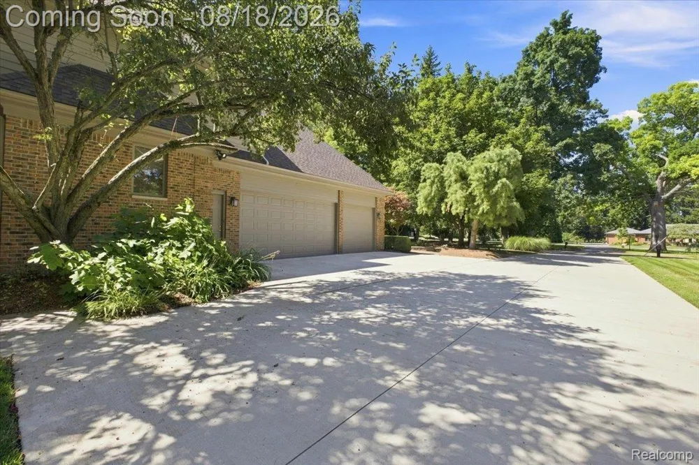853 Lone Pine Road Bloomfield Hills City, MI 48302
