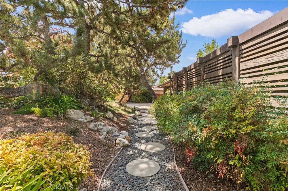 2275 La Paz Claremont, CA 91711