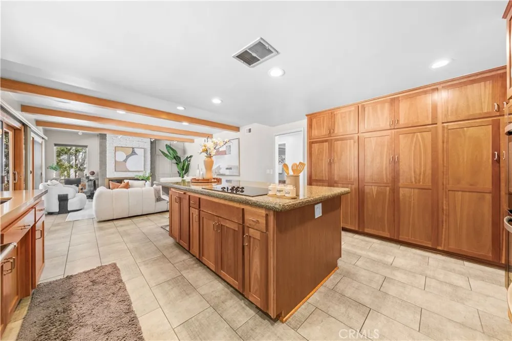 2275 La Paz Claremont, CA 91711