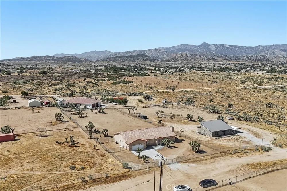 6087 Elsinore Road Phelan, CA 92371