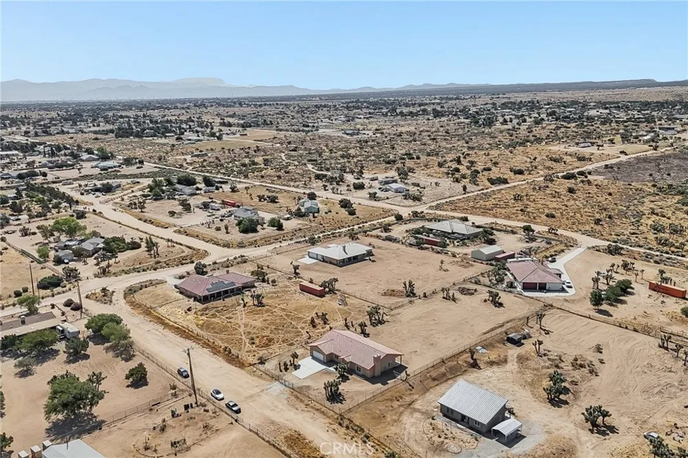 6087 Elsinore Road Phelan, CA 92371