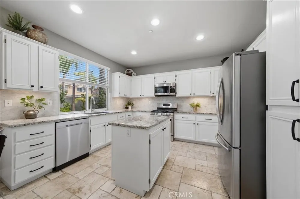 7245 Andrea Fontana, CA 92336