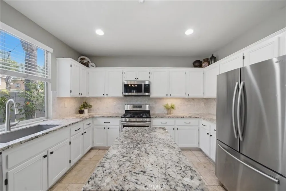 7245 Andrea Fontana, CA 92336