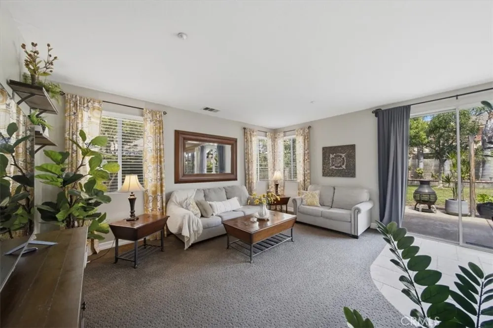 7245 Andrea Fontana, CA 92336