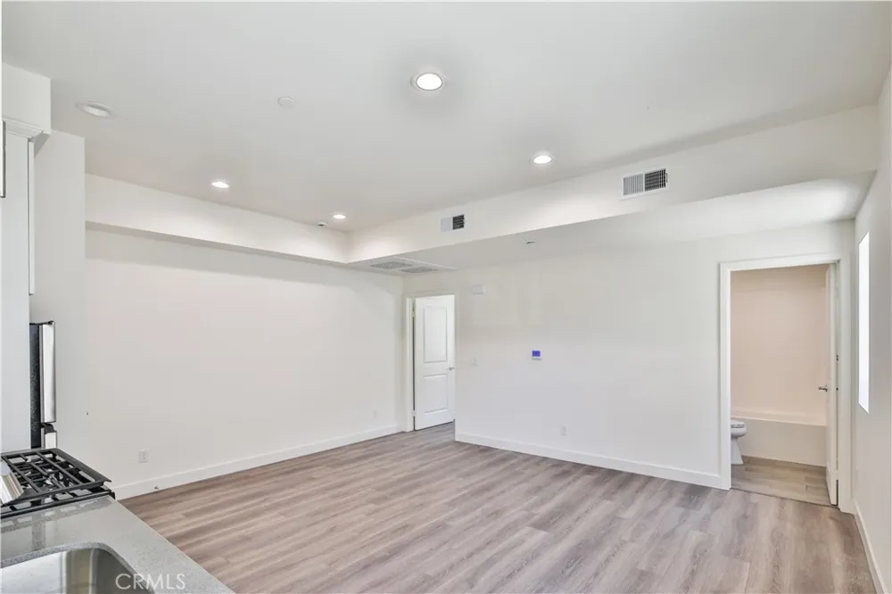 6826 Whitman Avenue Van Nuys, CA 91406