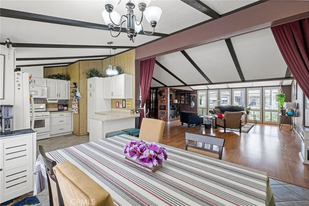 1371 Bishop Hemet, CA 92545