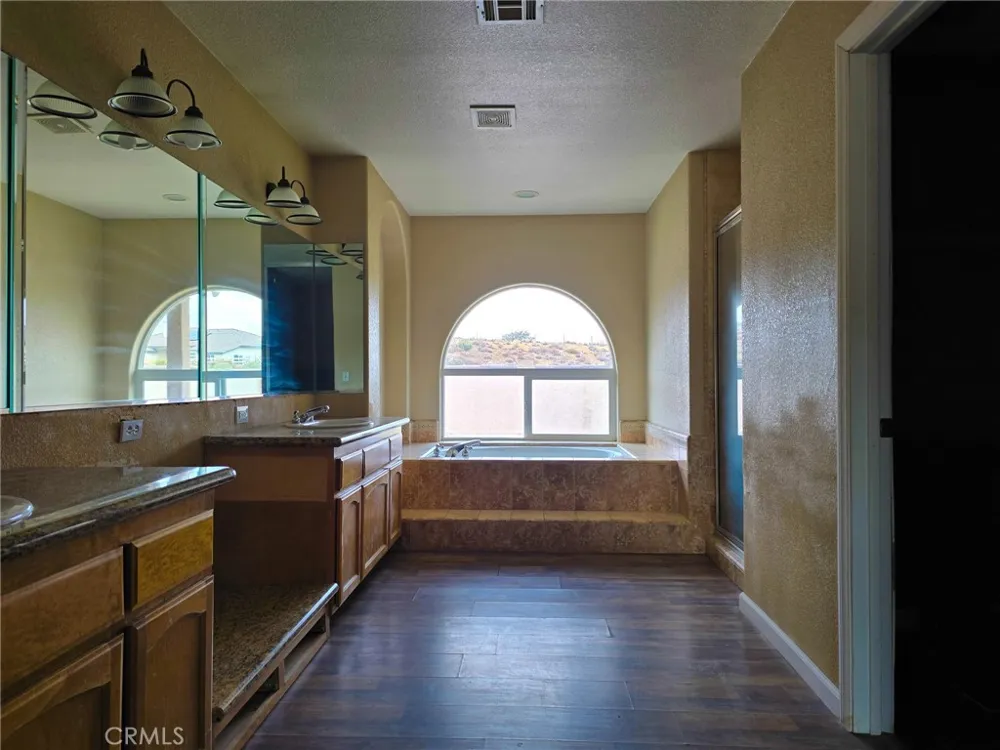 10282 Farmington Oak Hills, CA 92344