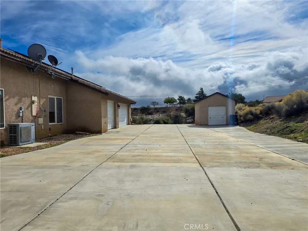 10282 Farmington Oak Hills, CA 92344