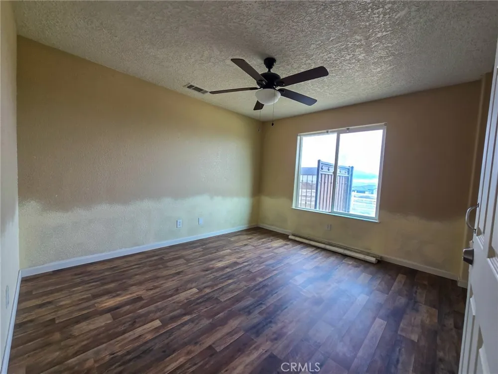 10282 Farmington Oak Hills, CA 92344