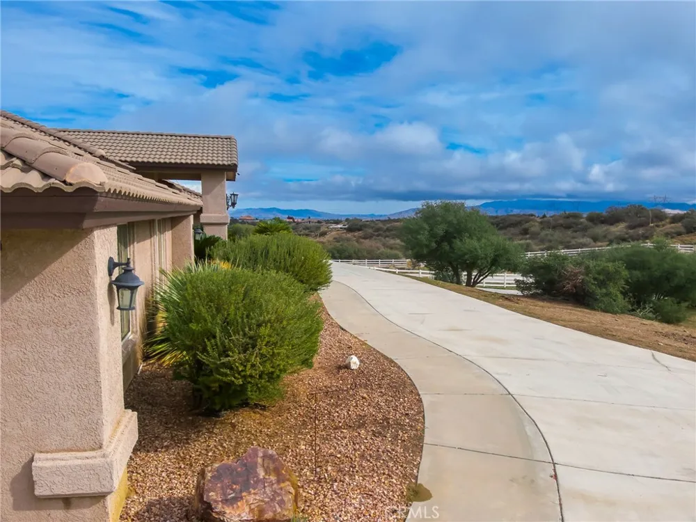10282 Farmington Oak Hills, CA 92344