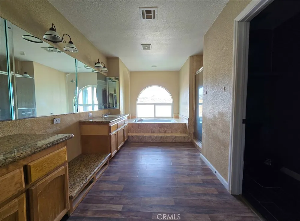 10282 Farmington Oak Hills, CA 92344