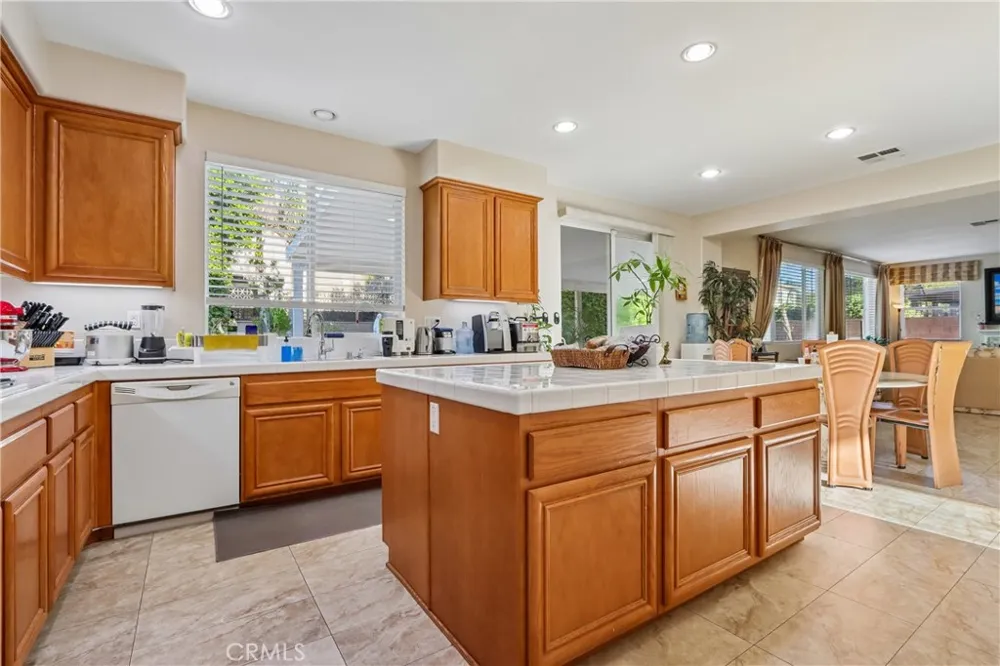 7885 RETRIEVER STREET Eastvale, CA 92880