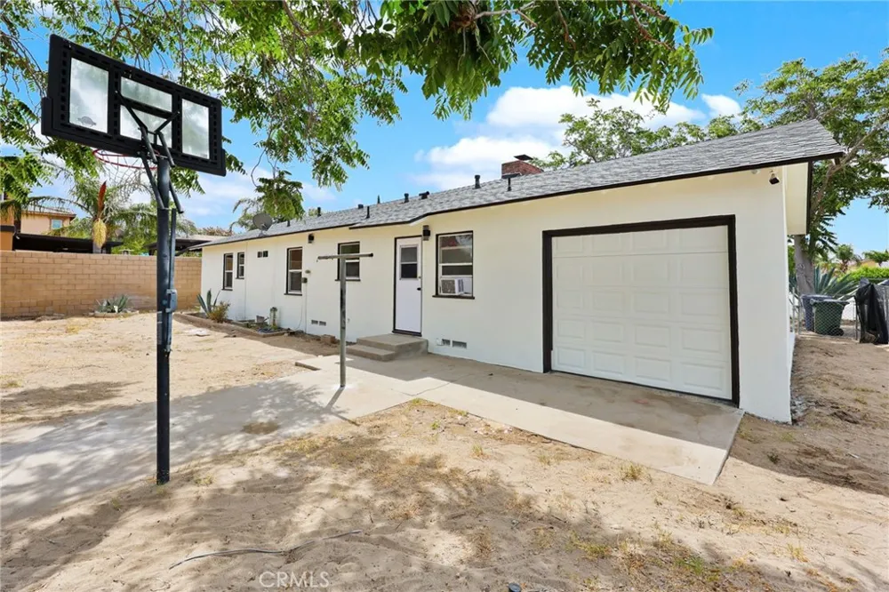 18232 Miller Fontana, CA 92336