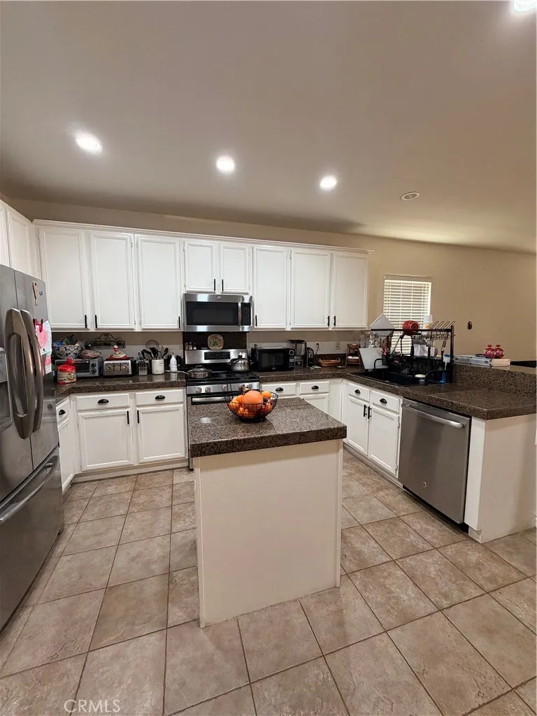 1434 Granada Perris, CA 92571