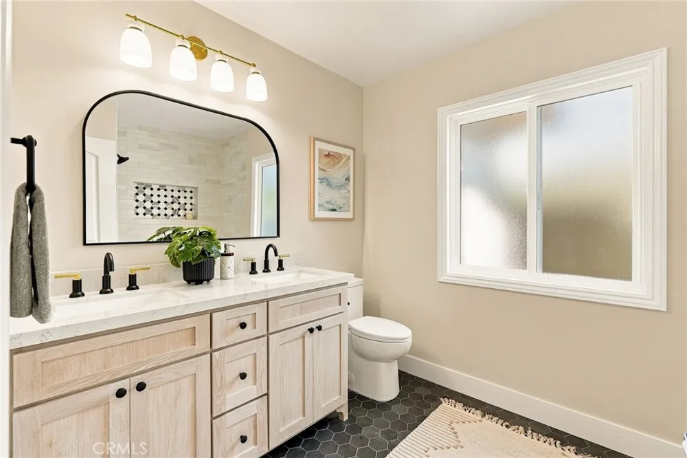 226 Santa Isabel Ave Costa Mesa, CA 92627