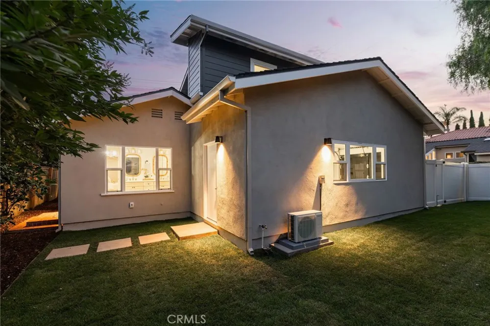 226 Santa Isabel Ave Costa Mesa, CA 92627