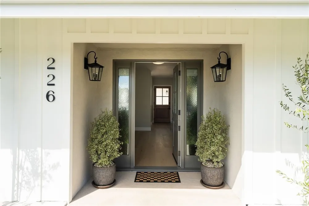 226 Santa Isabel Ave Costa Mesa, CA 92627