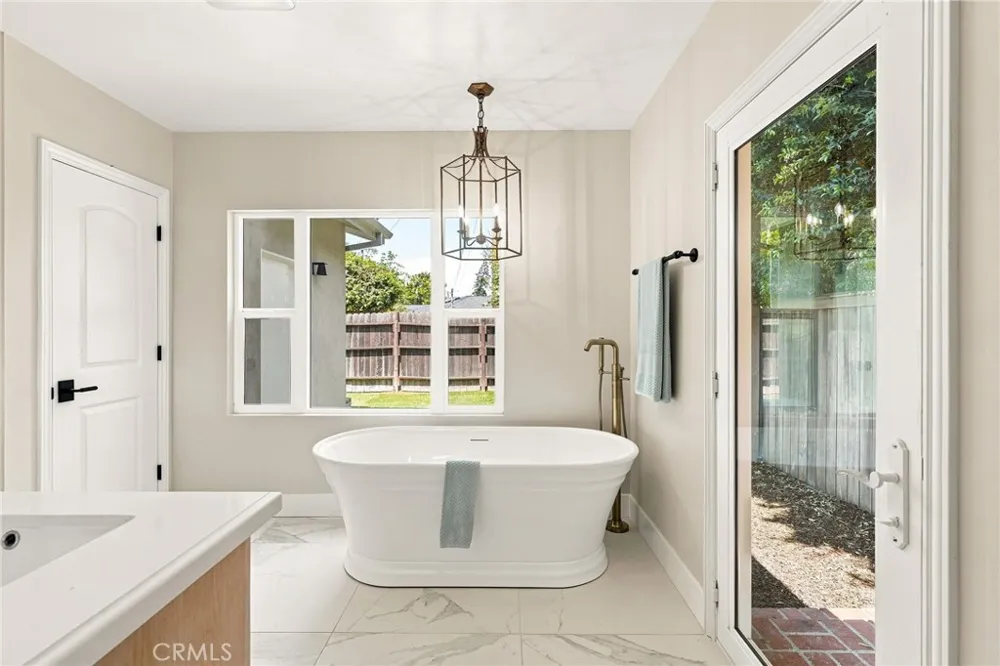 226 Santa Isabel Ave Costa Mesa, CA 92627