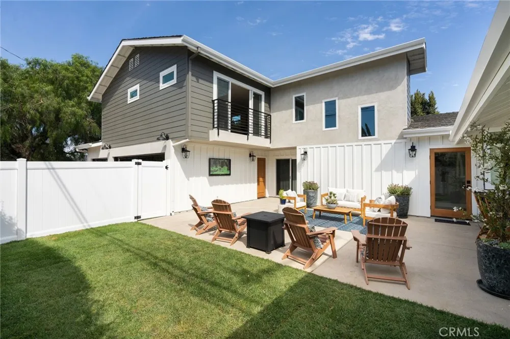 226 Santa Isabel Ave Costa Mesa, CA 92627
