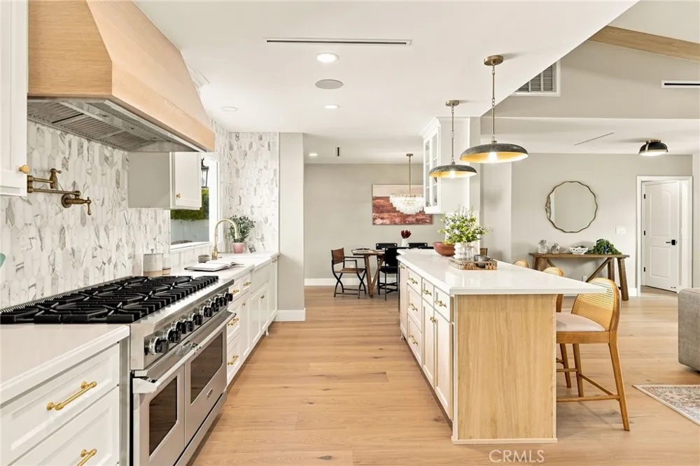 226 Santa Isabel Ave Costa Mesa, CA 92627