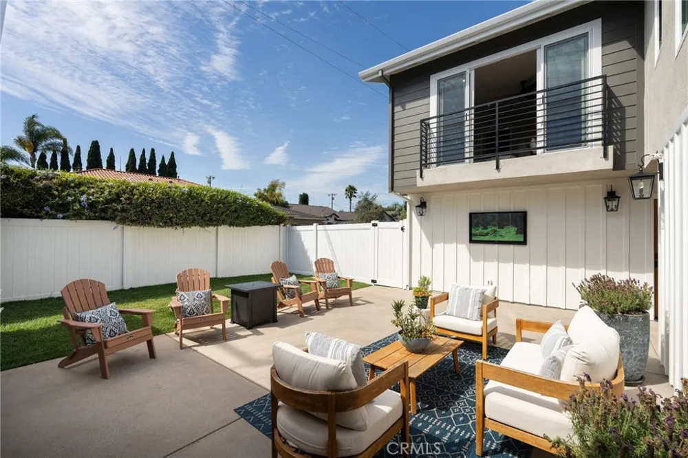 226 Santa Isabel Ave Costa Mesa, CA 92627