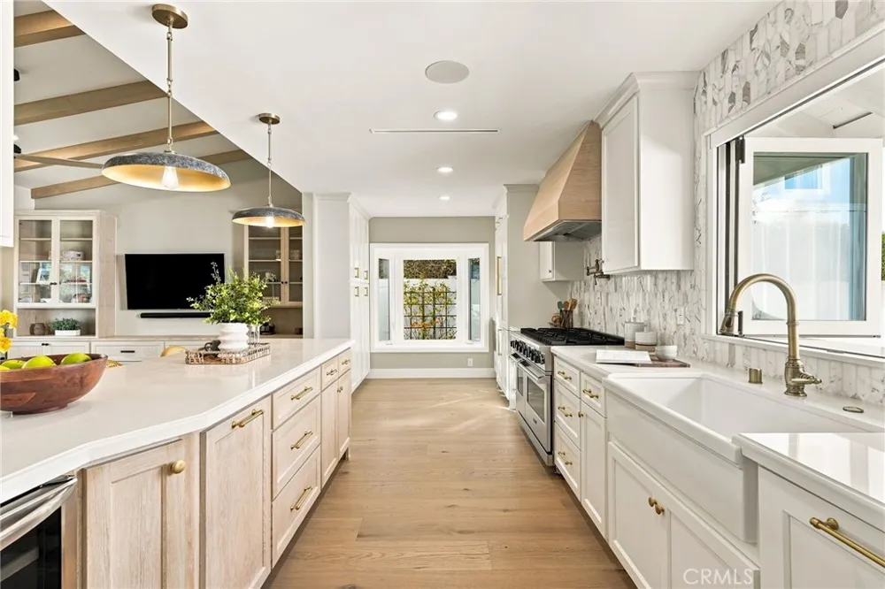 226 Santa Isabel Ave Costa Mesa, CA 92627