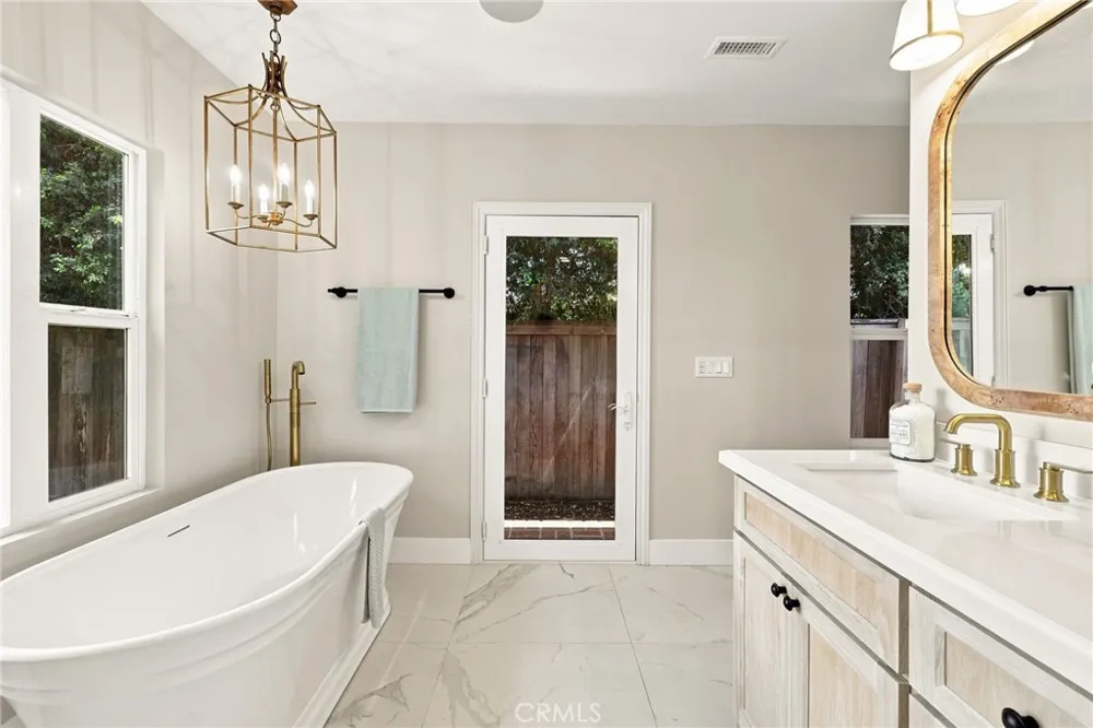 226 Santa Isabel Ave Costa Mesa, CA 92627
