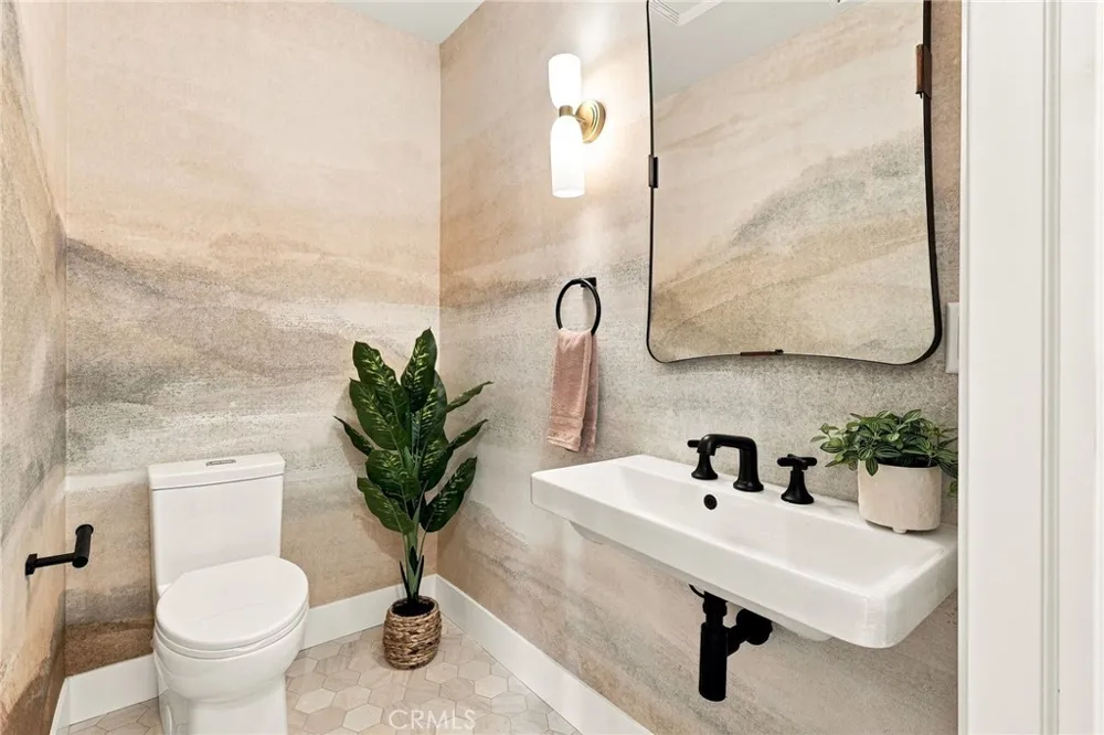 226 Santa Isabel Ave Costa Mesa, CA 92627