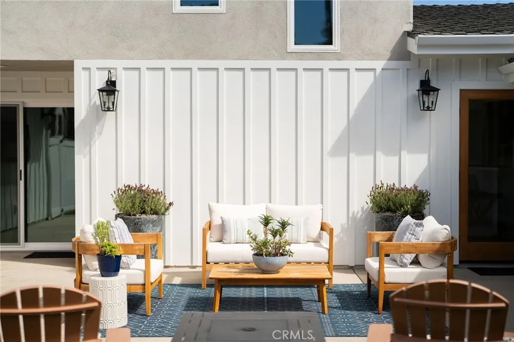 226 Santa Isabel Ave Costa Mesa, CA 92627