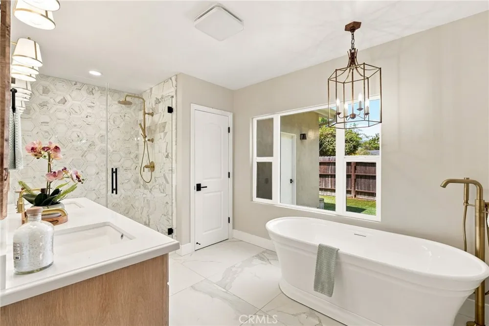 226 Santa Isabel Ave Costa Mesa, CA 92627