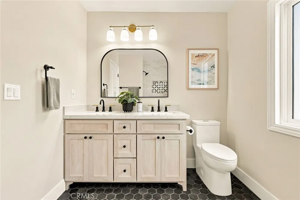 226 Santa Isabel Ave Costa Mesa, CA 92627