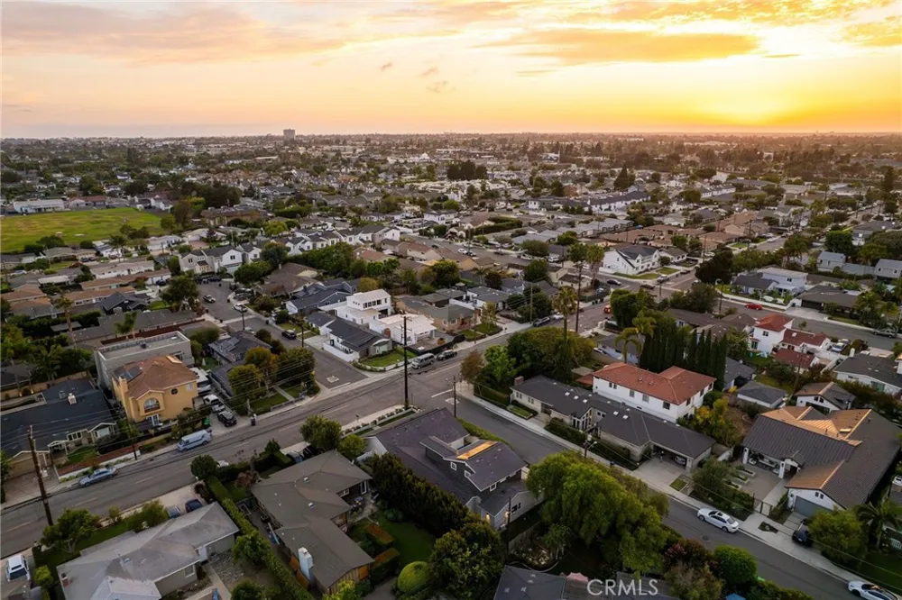 226 Santa Isabel Ave Costa Mesa, CA 92627