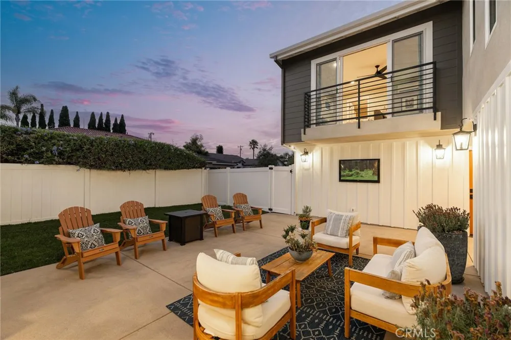 226 Santa Isabel Ave Costa Mesa, CA 92627