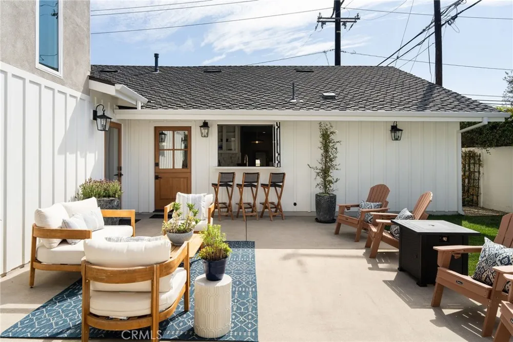 226 Santa Isabel Ave Costa Mesa, CA 92627