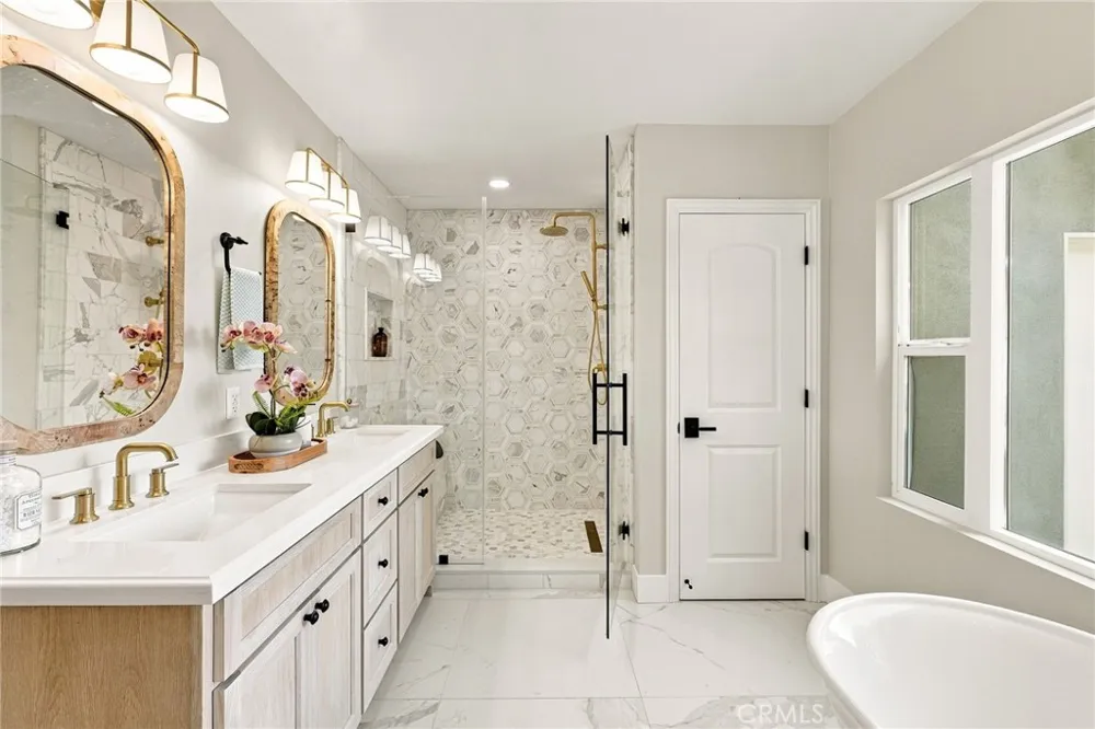 226 Santa Isabel Ave Costa Mesa, CA 92627