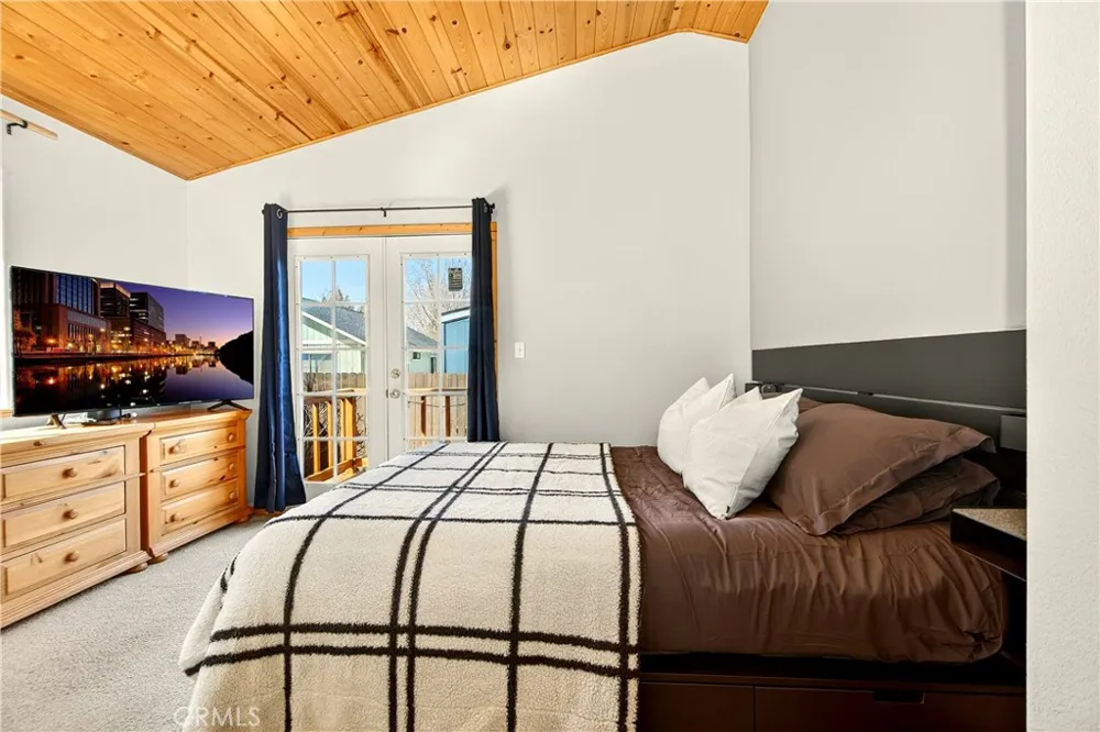2089 Shady Big Bear City, CA 92314