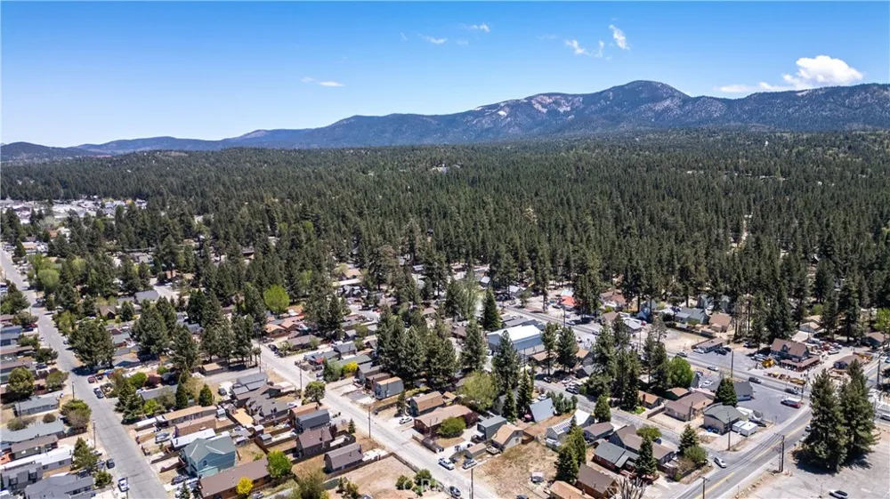 906 W Country Club Boulevard Big Bear City, CA 92314