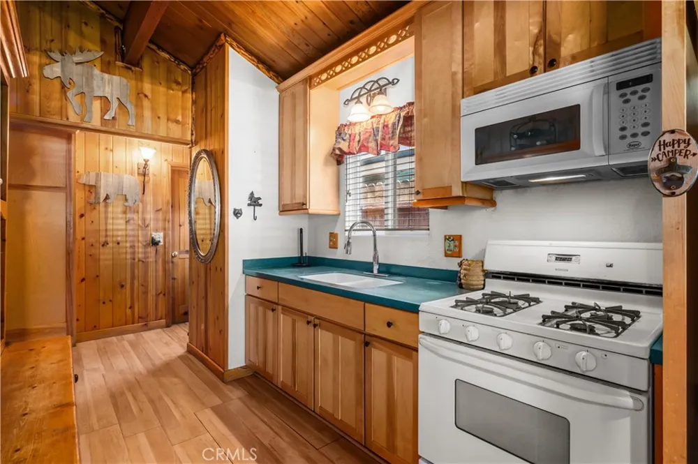 906 W Country Club Boulevard Big Bear City, CA 92314
