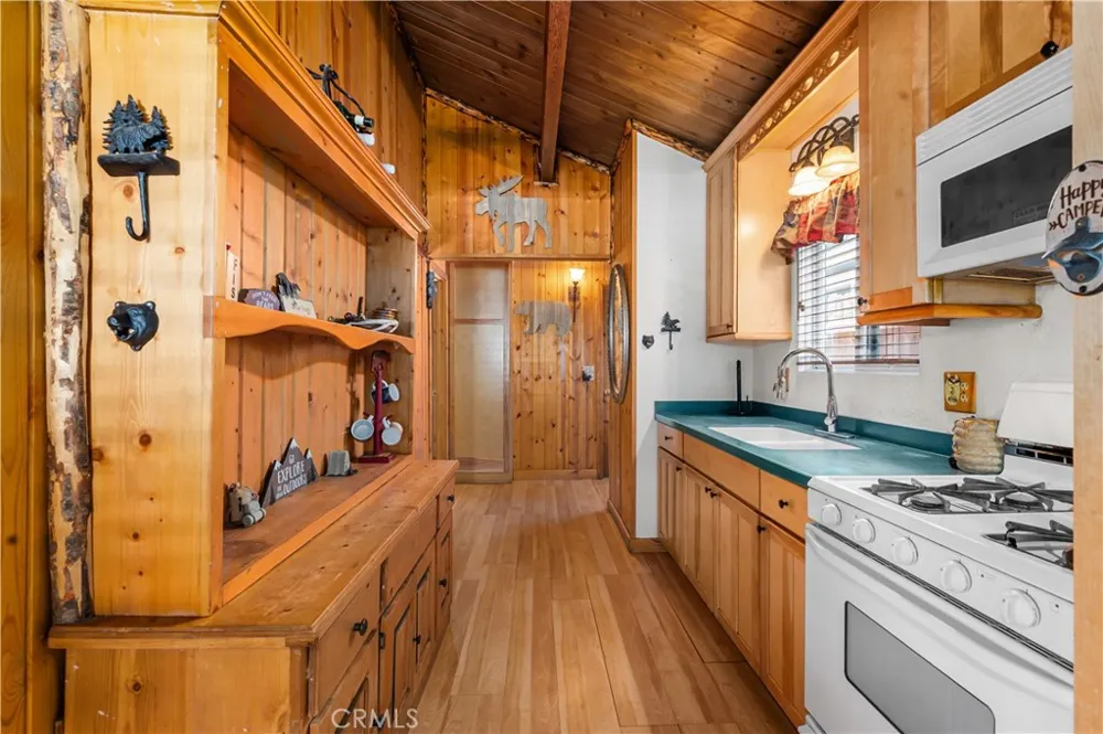 906 W Country Club Boulevard Big Bear City, CA 92314